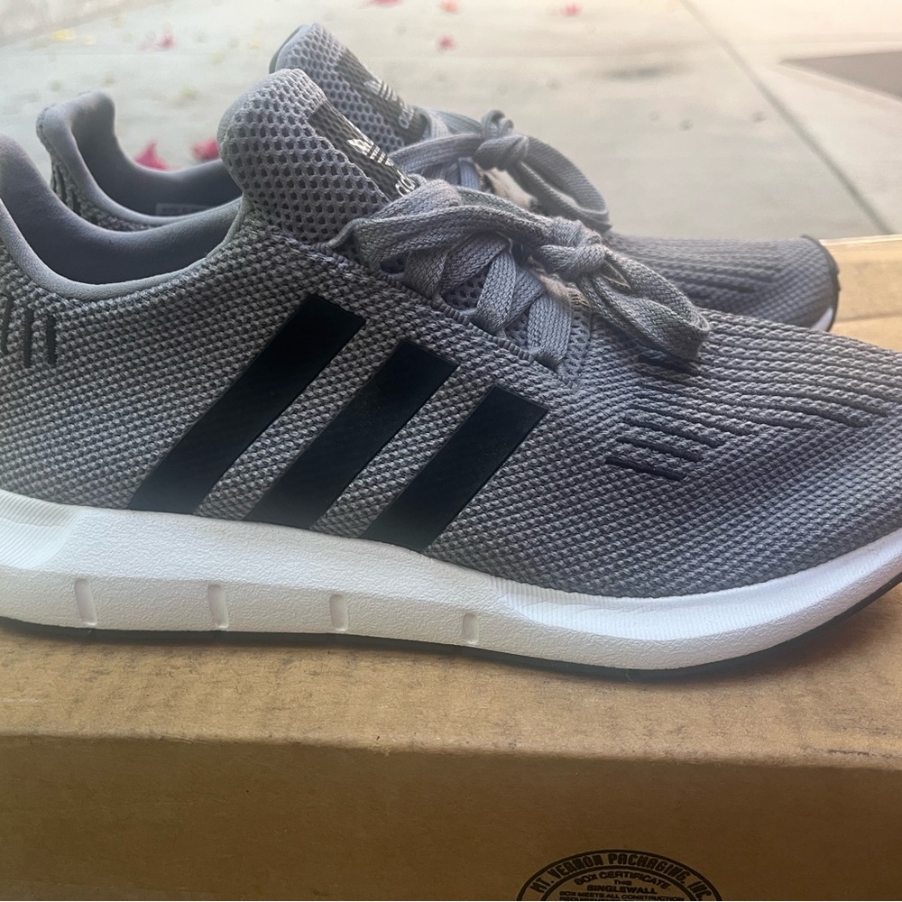 Adidas Swift Run Men's Gray and Black Sneakers